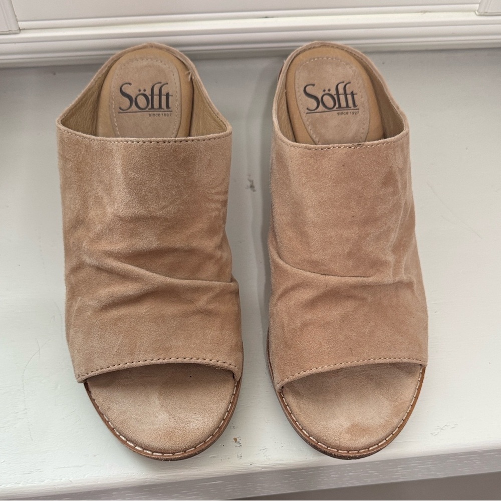 Sofft Women's Tan Suede Sandals, leather lined footbed. Non-slip sole.